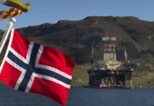 La paradoja de Noruega, el país que gana miles de millones con la subida del precio del petróleo pero cada vez lo usa menos